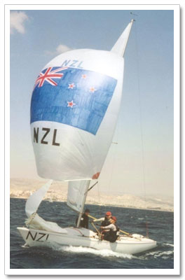 Yngling under spinaker